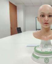 直立行走科技推出具备人类表情模拟功能的AI机器人