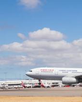 中国东方航空空客A330将龙年带到珀斯机场