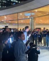 苹果CEO库克现身上海旗舰店开幕 大批果粉到场围观