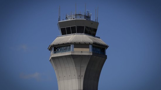 美国联邦航空管理局在数百次航班中断后
