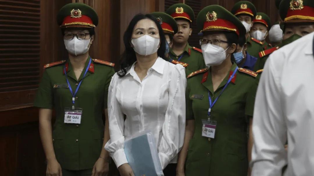 68岁越南女首富张美兰将由死刑改判终身监禁，之前被控诈骗270亿美元，律师：她非常高兴