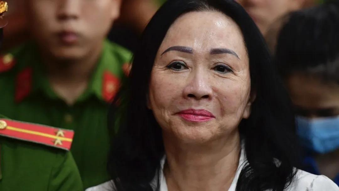 68岁越南女首富张美兰将由死刑改判终身监禁，之前被控诈骗270亿美元，律师：她非常高兴