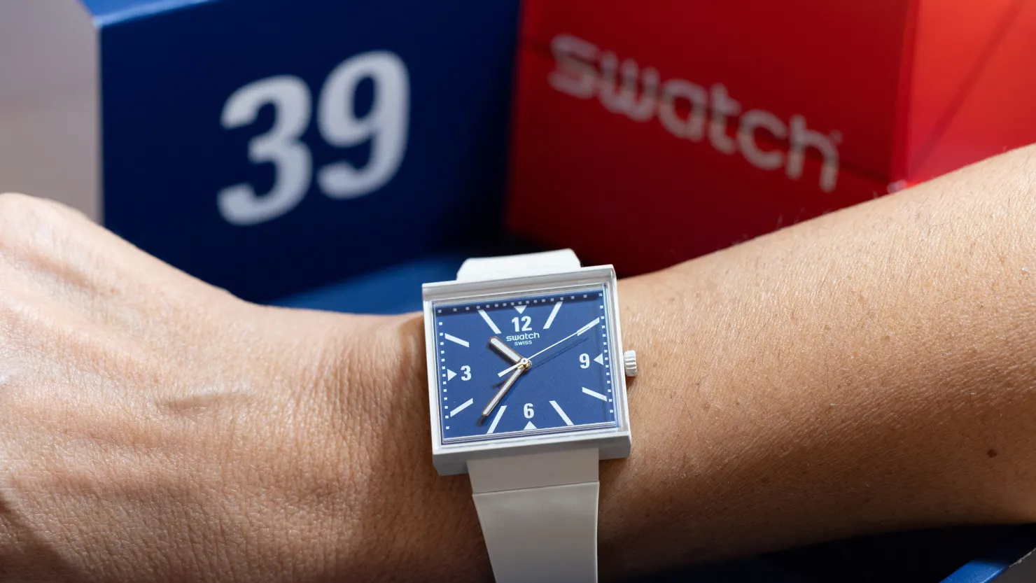 战力爆“表”？瑞士Swatch推出特别款手表 专门嘲